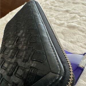 Coach zip around wallet in black weaved leather. Rare.